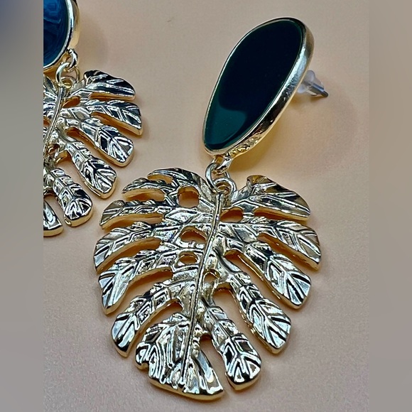 GB Earrings ✨ - Picture 2 of 3